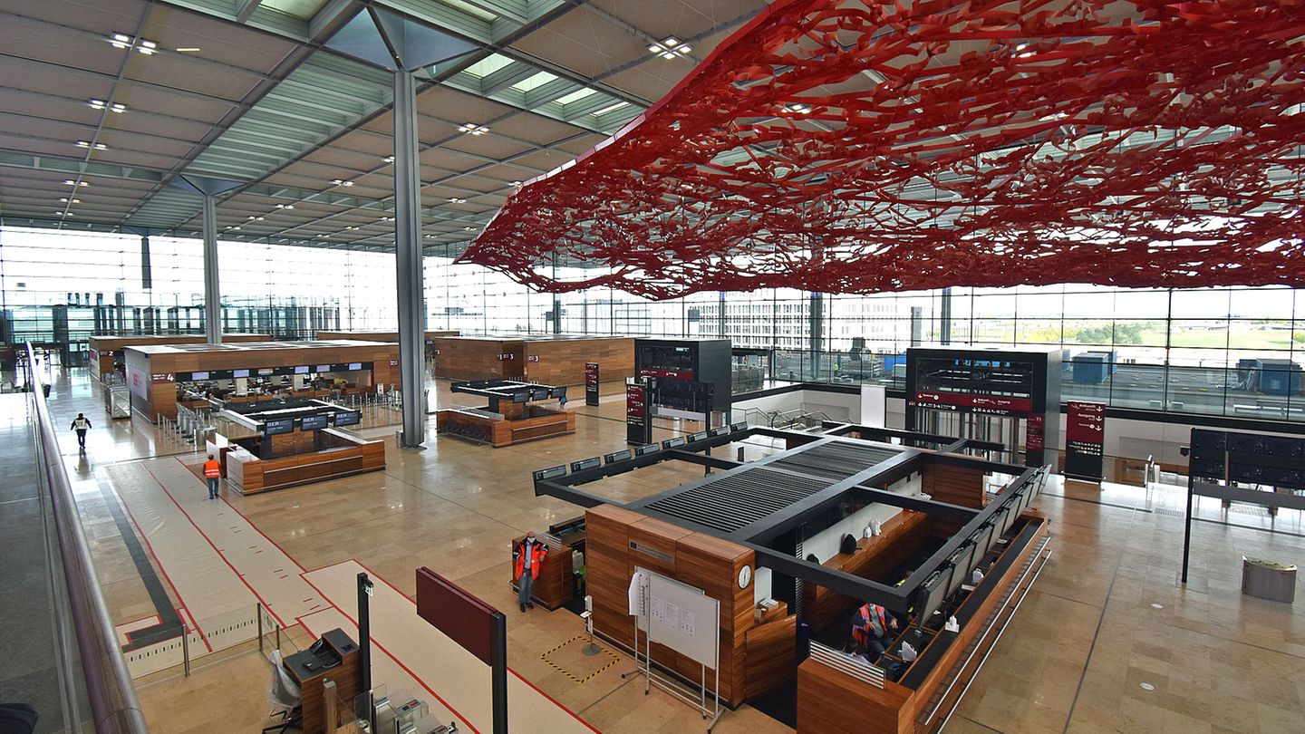 Berlin Brandenburg Airport: Die 32 Meter hohe Haupthalle des Terminal 1 mit viel Tageslicht und acht Check-in-Inseln.
