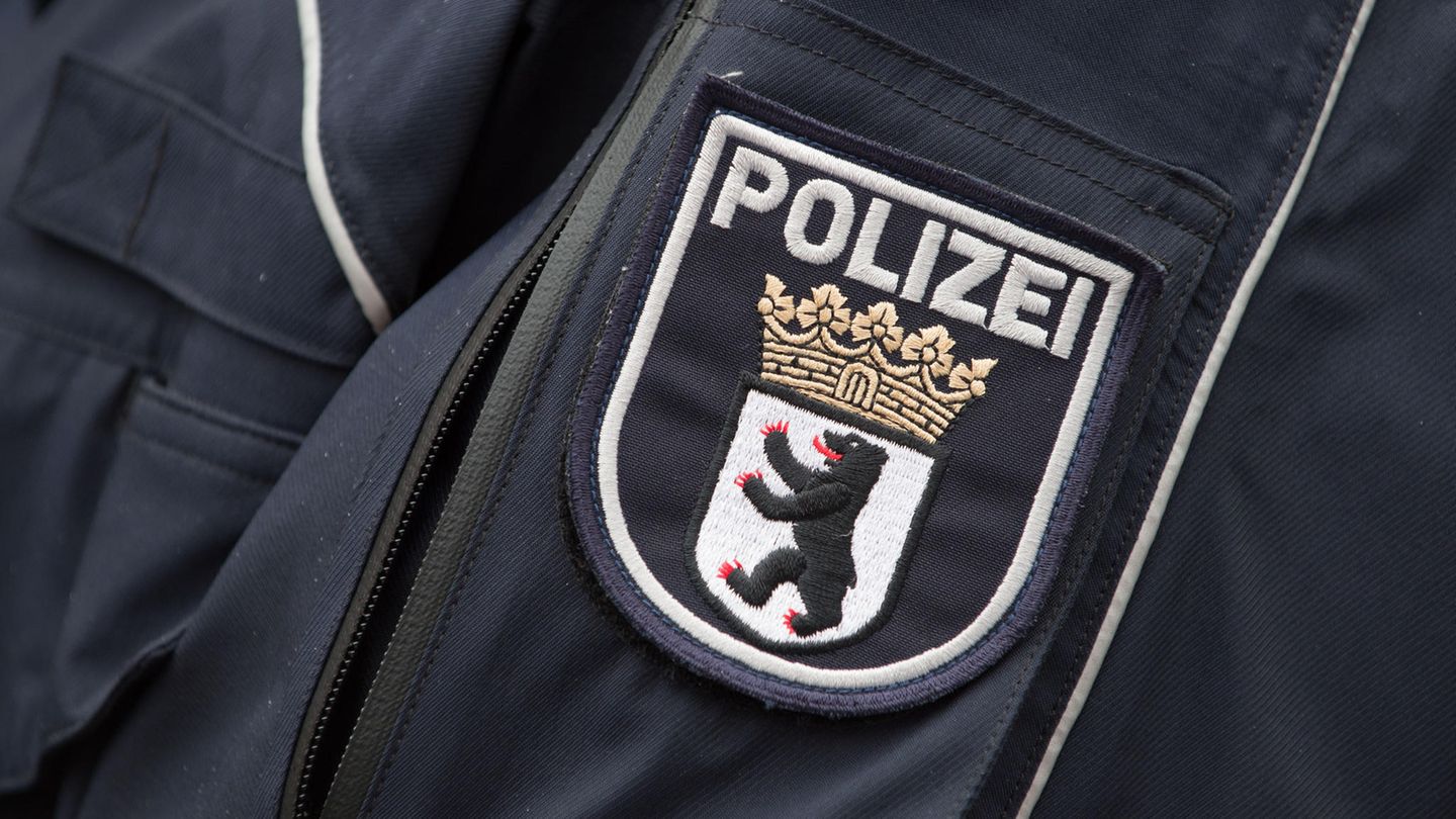 Das Wappen der Berliner Polizei an einer Polizeijacke