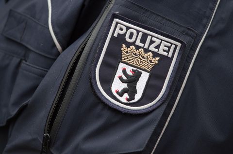 Das Wappen der Berliner Polizei an einer Polizeijacke