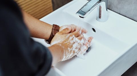 Coronavirus: Ein Mann wäscht sich die Hände