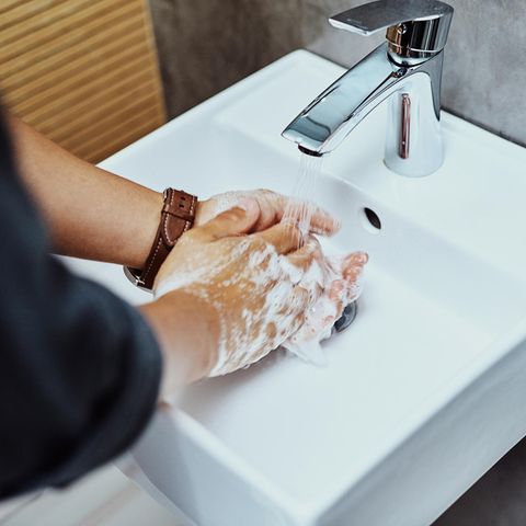Coronavirus: Ein Mann wäscht sich die Hände