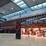 Die Rabattschilder hängen schon vor den leeren Regalen. Auf der Plaza teilen sich die Wege zu den Schengen- und Non-Schengen-Gates mit Passkontrolle.