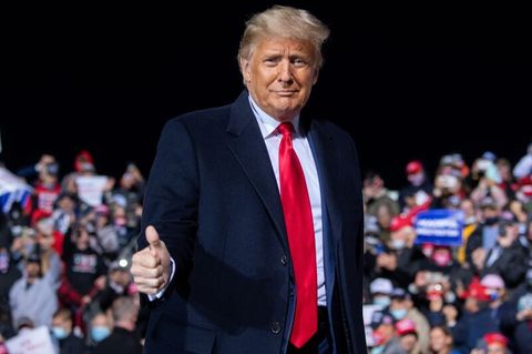 Präsident Trump zeigt "Daumen hoch" bei seinem Wahlkampfauftritt in Pennsylvania.