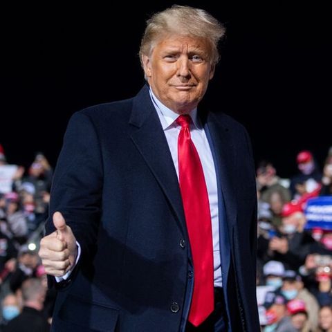 Präsident Trump zeigt "Daumen hoch" bei seinem Wahlkampfauftritt in Pennsylvania.