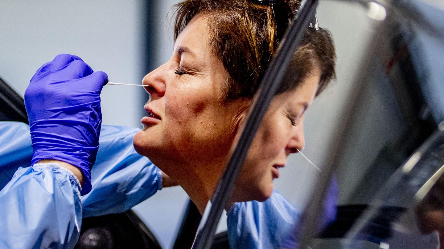 Coronavirus: Medizinisches Personal nimmt einen Abstrich für einen Test