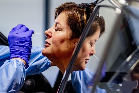Coronavirus: Medizinisches Personal nimmt einen Abstrich für einen Test