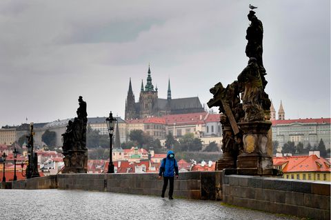 Karlsbrücke in Prag in Zeiten der Coronaviruspandemie