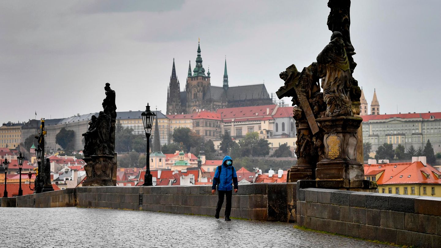 Karlsbrücke in Prag in Zeiten der Coronaviruspandemie