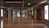 ... bis zur 715 Meter langen Hauptpier mit 16 Fluggastbrücken. Über Jahre hingen in diesem Gang die geöffneten Verkleidungen von der Decke, um Zugang zu Kabelschächten, Sprinklerrohren und Teile der Entrauchungsanlage zu haben.