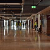 ... bis zur 715 Meter langen Hauptpier mit 16 Fluggastbrücken. Über Jahre hingen in diesem Gang die geöffneten Verkleidungen von der Decke, um Zugang zu Kabelschächten, Sprinklerrohren und Teile der Entrauchungsanlage zu haben.