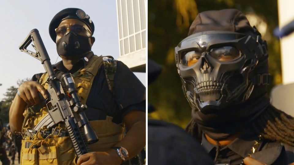 Links trägt ein Schwarzer Uniform, Barett und Sturmgewehr, rechts hat ein Kämpfer eine Gesichtsmaske in Form eines Schädels