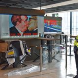 Snackbar mit Mauer und sozialistischem Bruderkuss: In Zeiten von Corona tragen Mitarbeiter und Handwerker einen Mundschutz - und bald auch alle Passagiere. 