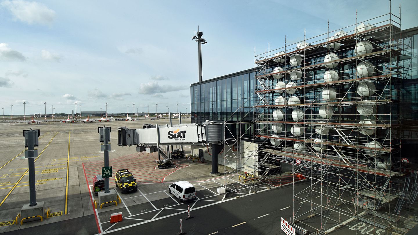 Eines von zwei "A380-fähigen" Fluggastbrücken der Hauptpier. Ob hier jemals das größte Passagierflugzeug der Welt andocken wird? Rechts im Bild das noch eingerüstete Kunstwerk, die "Perlenkette" von Olaf Nicolai.