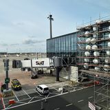 Eines von zwei "A380-fähigen" Fluggastbrücken der Hauptpier. Ob hier jemals das größte Passagierflugzeug der Welt andocken wird? Rechts im Bild das noch eingerüstete Kunstwerk, die "Perlenkette" von Olaf Nicolai.