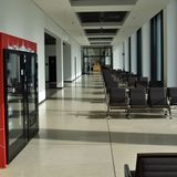 Im Wartebereich der Südpier: Statt Nussbaumfurnier und Böden mit Natursteinplatten herrscht hier Nüchternheit. Die Einrollwege zu den Positionen an den Gates sind auch für Großraumflugzeuge breit genug; sie waren für die Airbus A330 von Air Berlin geplant.