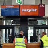 Dieser Teil war eigentlich für Air Berlin geplant. Jetzt befinden sich hier die Gates, die vor allem von Easyjet genutzt werden. Die Prüfer von Ingenieurbüros und Tüv Rheinland machen die letzten Checks an einem Gate.