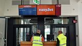 Dieser Teil war eigentlich für Air Berlin geplant. Jetzt befinden sich hier die Gates, die vor allem von Easyjet genutzt werden. Die Prüfer von Ingenieurbüros und Tüv Rheinland machen die letzten Checks an einem Gate.