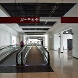 Schlichter von der Ausstattung her geht es an der 350 Meter langen Südpier zu. Laufbänder beschleunigen den Weg zu den neun Fluggastbrücken.