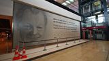 Hommage an den Namesgeber auf der Ankunftsebene des Flughafens Berlin Brandenburg Willy Brandt, so der offizielle Name, mit einem Zitat des Friedensnobelpreisträgers: "Wenn ich sagen soll, was mir neben dem Frieden das Wichtigste sei, dann lautet meine Antwort: Freiheit."
