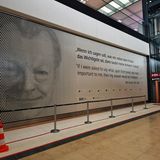 Hommage an den Namesgeber auf der Ankunftsebene des Flughafens Berlin Brandenburg Willy Brandt, so der offizielle Name, mit einem Zitat des Friedensnobelpreisträgers: "Wenn ich sagen soll, was mir neben dem Frieden das Wichtigste sei, dann lautet meine Antwort: Freiheit."