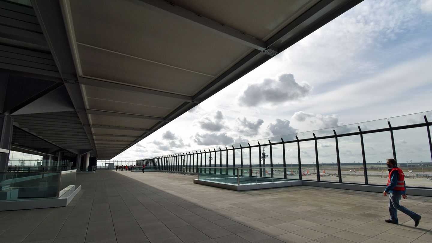 Die Überraschung auf Ebene 4: Hier befindet sich einige riesige Aussichterrasse, die zum Teil überdacht ist.
