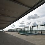 Die Überraschung auf Ebene 4: Hier befindet sich einige riesige Aussichterrasse, die zum Teil überdacht ist.