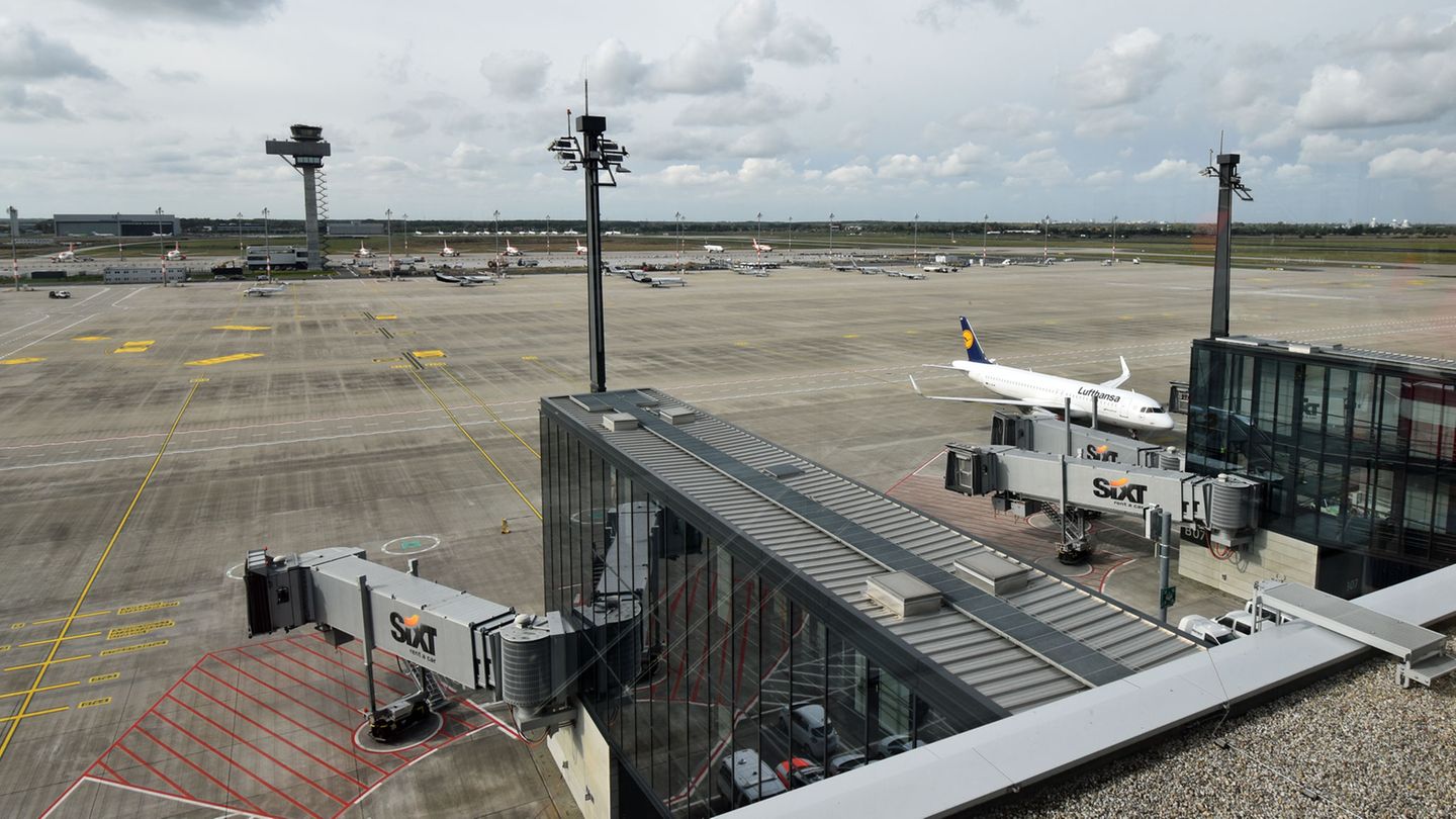 Blick von der Aussichtsterrasse der Hauptpier nach Westen auf die Fluggastbrücken und das Vorfeld mit dem Tower der Deutschen Flugsicherung. Dort arbeiten die Fluglotsen schon seit 2012 und koordinierten seitdem den Flugverkehr für Schönefeld.