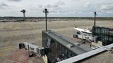 Blick von der Aussichtsterrasse der Hauptpier nach Westen auf die Fluggastbrücken und das Vorfeld mit dem Tower der Deutschen Flugsicherung. Dort arbeiten die Fluglotsen schon seit 2012 und koordinierten seitdem den Flugverkehr für Schönefeld.