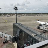 Blick von der Aussichtsterrasse der Hauptpier nach Westen auf die Fluggastbrücken und das Vorfeld mit dem Tower der Deutschen Flugsicherung. Dort arbeiten die Fluglotsen schon seit 2012 und koordinierten seitdem den Flugverkehr für Schönefeld.