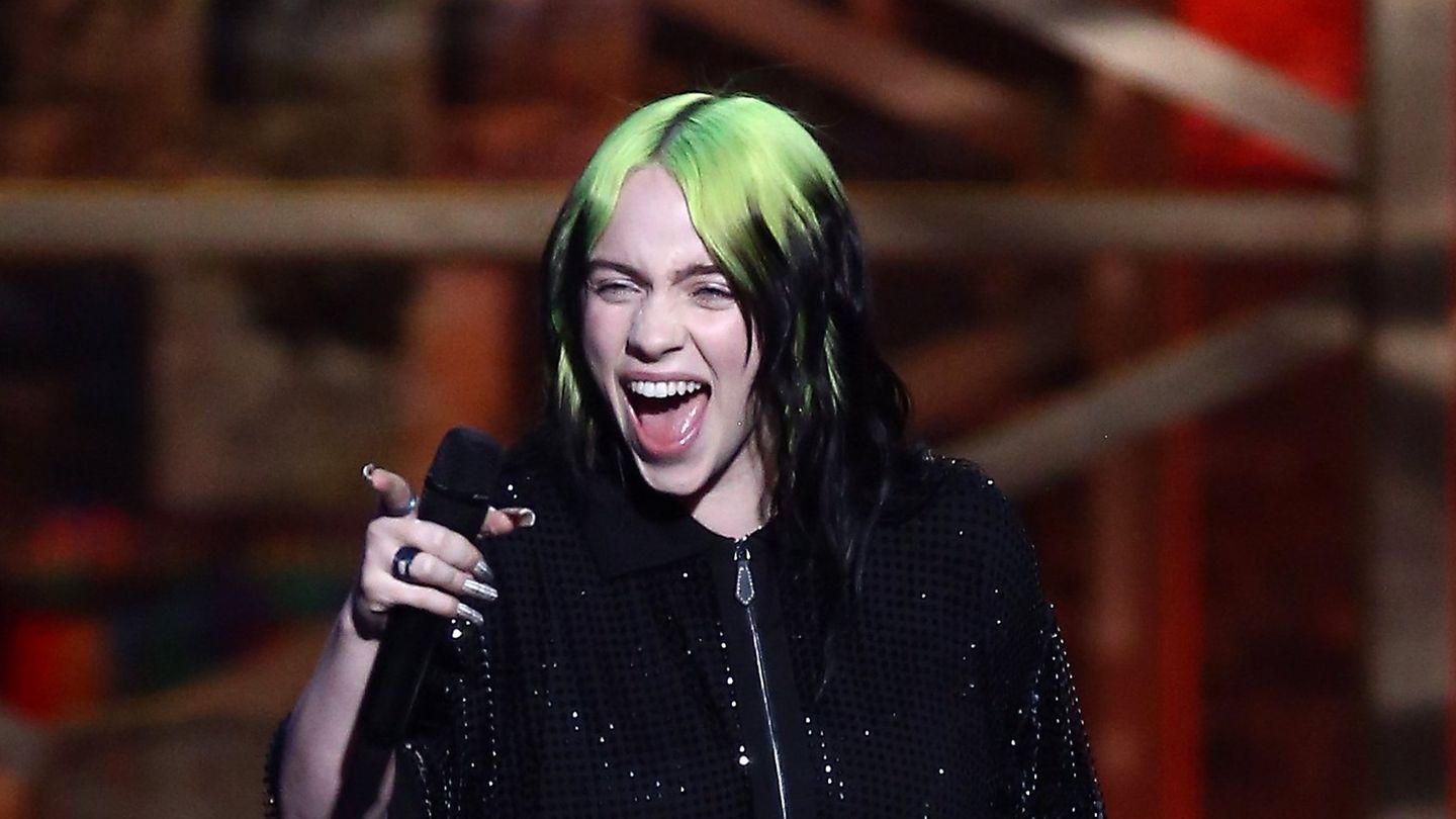 Billie Eilish streckt die Zunge heraus
