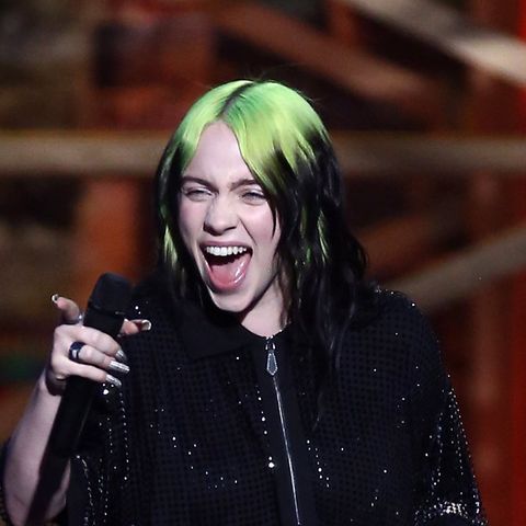 Billie Eilish streckt die Zunge heraus