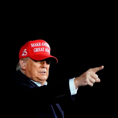 Präsident Trump trägt rote MAGA Cap und deutet mit dem Zeigefinger.