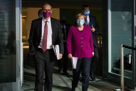 Bundeskanzlerin Angela Merkel (2.v.r) kommt mit Markus Söder (r.) und Michael Müller (vorne) zu einer Pressekonferenz