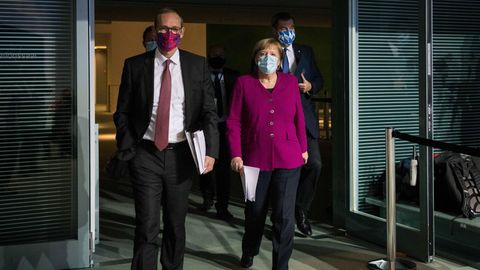 Bundeskanzlerin Angela Merkel (2.v.r) kommt mit Markus Söder (r.) und Michael Müller (vorne) zu einer Pressekonferenz
