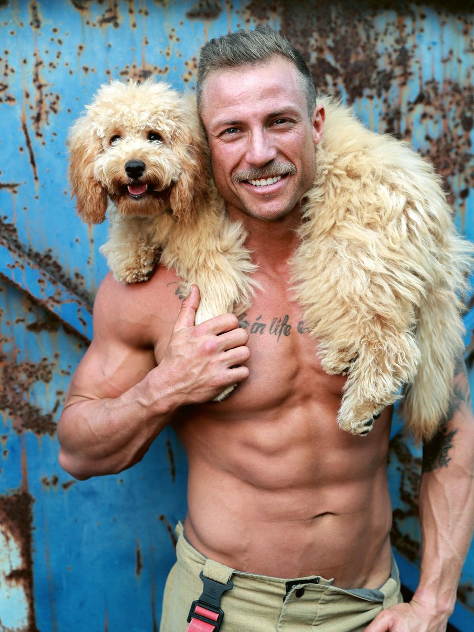 Nathan und Hund Leo im Australian Firefighters Calendar