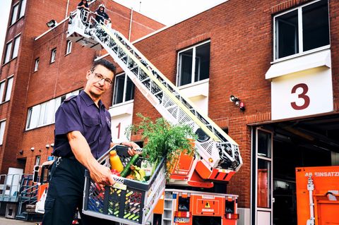 Dirk Christmann ist Feuerwehrmann und arbeitet im Schichtdienst. Durch das Intervallfasten hat er fünf Kilo abgenommen.
