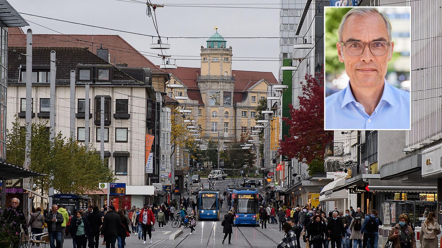 Passanten gehen durch die Innenstadt von Kassel.