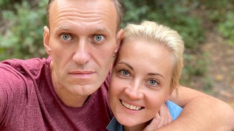Alexej Nawalny mit seiner Frau an einem unbekannten Ort in Deutschland. Nawalny wurde am 23. September aus dem Berliner Krankenhaus Charité entlassen.