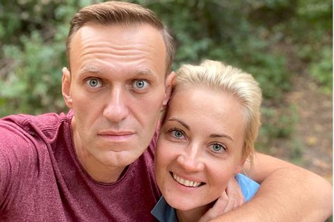 Alexej Nawalny mit seiner Frau an einem unbekannten Ort in Deutschland. Nawalny wurde am 23. September aus dem Berliner Krankenhaus Charité entlassen.