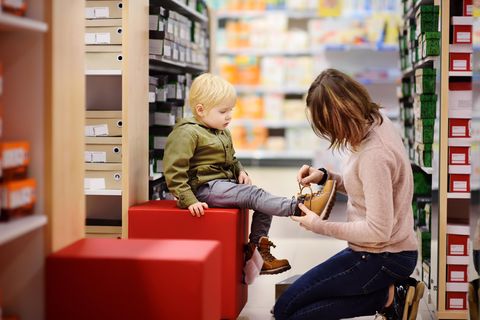 Beim Schuhe kaufen müssen die Füße gemessen werden