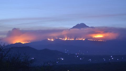 Tansania, Kilimandscharo: Weithin sichtbar sind die Rauchwolken eines Feuers auf dem Kilimandscharo