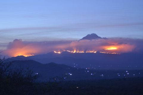 Tansania, Kilimandscharo: Weithin sichtbar sind die Rauchwolken eines Feuers auf dem Kilimandscharo