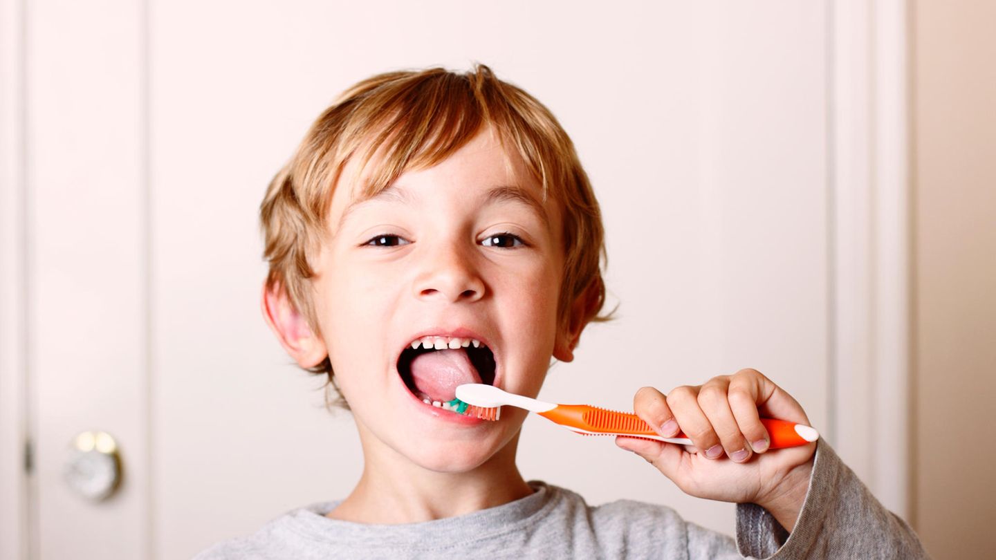 Ich finde dich schön   Wir leben in einer Welt, in der optische Maßstäbe hochgehalten werden. Und das gilt oft schon unter Kindern. Sagen Sie Ihrem Kind doch mal, dass sie es schön finden. Das hören nicht nur Erwachsene gern, sondern auch Kinder. Und so kann das Selbstbewusstsein des Kindes wachsen.