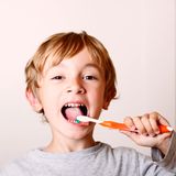 Ich finde dich schön   Wir leben in einer Welt, in der optische Maßstäbe hochgehalten werden. Und das gilt oft schon unter Kindern. Sagen Sie Ihrem Kind doch mal, dass sie es schön finden. Das hören nicht nur Erwachsene gern, sondern auch Kinder. Und so kann das Selbstbewusstsein des Kindes wachsen.