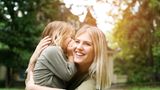 Ich höre dir zu   Nicht gehört zu werden, ist ein schlimmes Gefühl. Und Kinder werden oft nicht gehört oder ihnen wird nicht zugehört. Nehmen sich Eltern Zeit, ihrem Kind zuzuhören, kann das maßgeblich für die Beziehung sein und Konflikte können schneller gelöst werden.