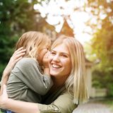 Ich höre dir zu   Nicht gehört zu werden, ist ein schlimmes Gefühl. Und Kinder werden oft nicht gehört oder ihnen wird nicht zugehört. Nehmen sich Eltern Zeit, ihrem Kind zuzuhören, kann das maßgeblich für die Beziehung sein und Konflikte können schneller gelöst werden.