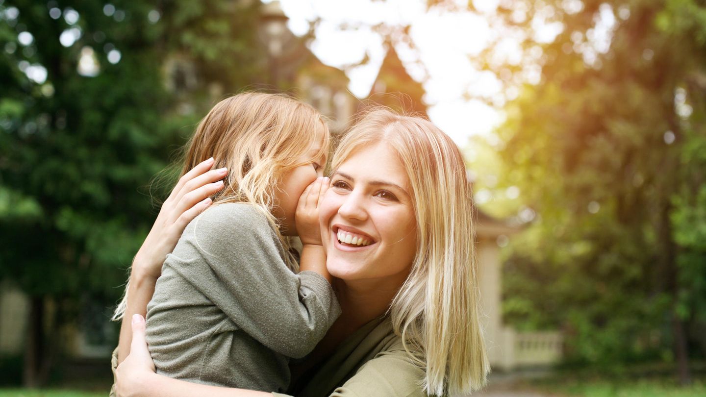 Ich höre dir zu   Nicht gehört zu werden, ist ein schlimmes Gefühl. Und Kinder werden oft nicht gehört oder ihnen wird nicht zugehört. Nehmen sich Eltern Zeit, ihrem Kind zuzuhören, kann das maßgeblich für die Beziehung sein und Konflikte können schneller gelöst werden.