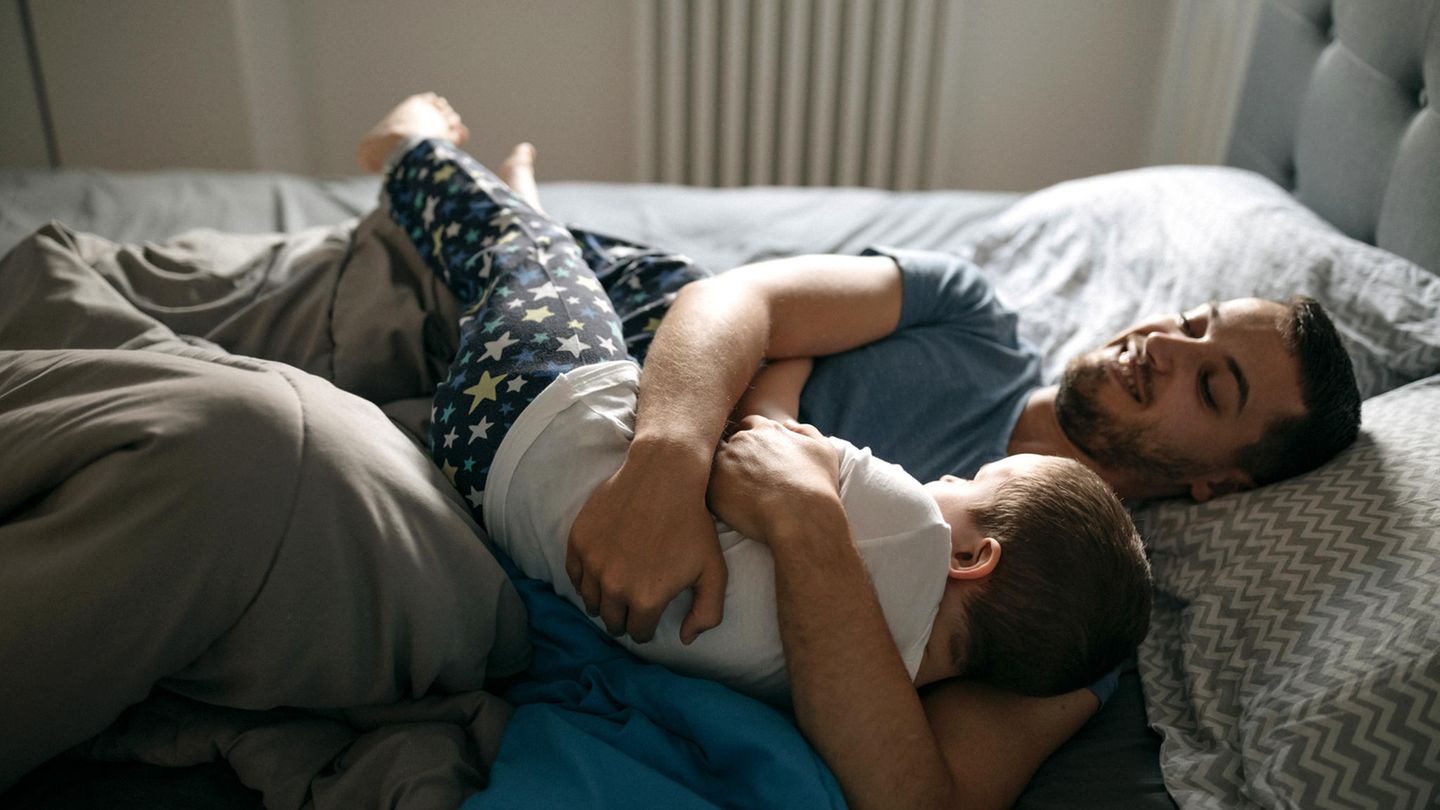 Ich lass dich nicht allein  Für Kinder ist es existenziell wichtig, dass Eltern immer da sind. Weil sie sich nicht allein versorgen können. Und deshalb ist es gut und beruhigend, häufiger mal von den Eltern zu hören: Ich lass dich nicht allein.