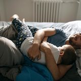 Ich lass dich nicht allein  Für Kinder ist es existenziell wichtig, dass Eltern immer da sind. Weil sie sich nicht allein versorgen können. Und deshalb ist es gut und beruhigend, häufiger mal von den Eltern zu hören: Ich lass dich nicht allein.