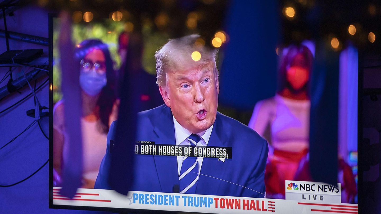 US-Wahl: Verrückter Onkel vs. gutmütiger Herausforderer US-Wahl: Donald Trump auf einem TV-Screen während der NBC-Live-Sendung